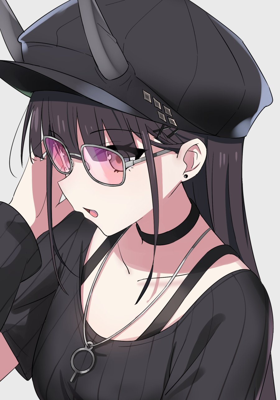 1girl azur_lane black_choker black_hair black_hat black_shirt breasts choker collarbone commentary drum_(acta2436) ear_piercing earrings glasses gradient_background grey_background hair_ornament hat highres horns jewelry long_hair necklace noshiro_(azur_lane) noshiro_(dressed-up_date)_(azur_lane) piercing purple_eyes shirt solo sunglasses upper_body x_hair_ornament