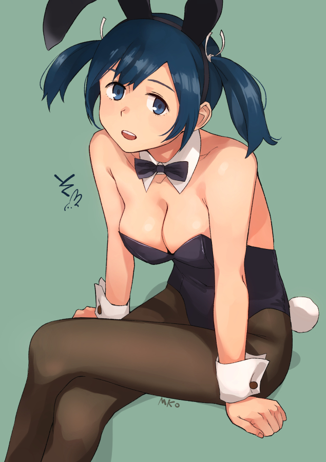 1girl alternate_costume animal_ears bad_id bad_pixiv_id bands blue_eyes blue_hair bow bowtie breasts collar crossed_legs dark_blue_hair fake_animal_ears fake_tail green_background kantai_collection large_breasts leotard looking_at_viewer pantyhose playboy_bunny signature sleeve_cuffs solo souryuu_(aircraft_carrier) tail twintails white_collar