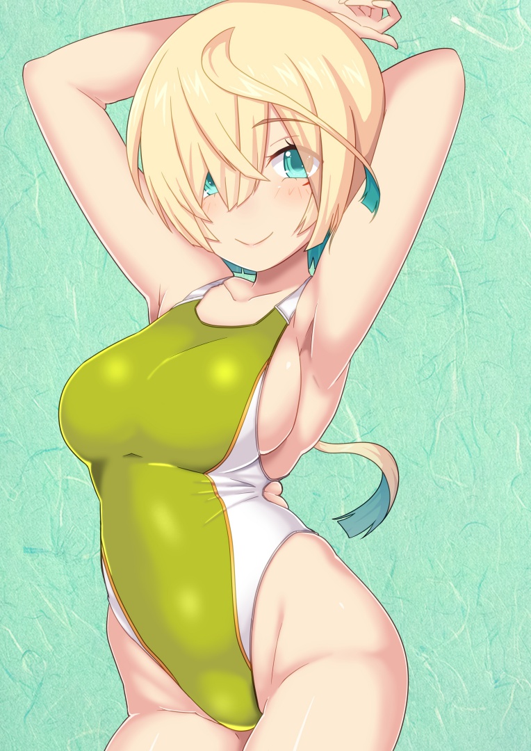 1girl aqua_eyes aqua_hair armpits arms_behind_head arms_up blonde_hair blush breasts closed_mouth collarbone competition_swimsuit contrapposto cowboy_shot green_background green_one-piece_swimsuit groin guchiaki hair_between_eyes hair_over_one_eye inaba_gou large_breasts long_hair looking_at_viewer low_ponytail multicolored_hair one-piece_swimsuit sideboob smile solo swimsuit tenka_hyakken two-tone_hair