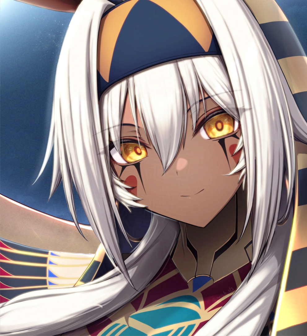 1girl ancient_egyptian_clothes animal_ears blue_background closed_mouth commentary_request dark-skinned_female dark_skin facial_mark fake_animal_ears fate/grand_order fate_(series) hair_between_eyes hairband jackal_ears long_hair looking_at_viewer nitocris_(fate) nitocris_alter_(fate) particle_sfs portrait simple_background smile solo twitter_username white_hair yellow_eyes