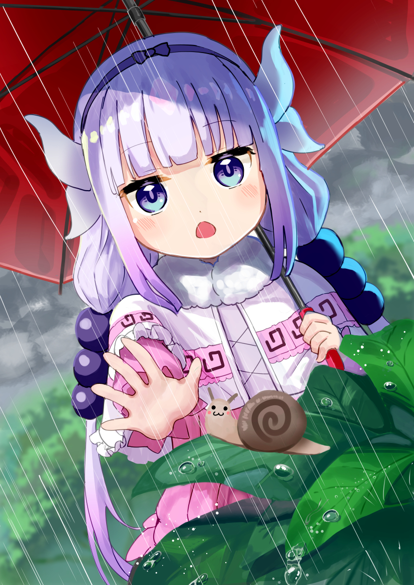 1girl aki_(aki_freedom) blunt_bangs bow_hairband capelet cloud cloudy_sky dragon_girl dragon_horns frilled_capelet frills fur_collar hair_ornament hairband holding holding_umbrella horns jitome kanna_kamui kobayashi-san_chi_no_maidragon long_hair long_sleeves low_twintails outdoors plant purple_eyes purple_hair rain reaching sky snail solo twintails umbrella very_long_hair water_drop