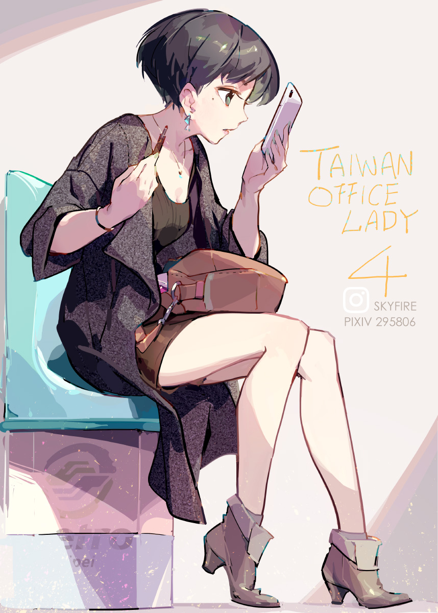 1girl black_footwear black_hair black_jacket black_shirt black_skirt blue_eyes bracelet brown_bag cellphone chinese_commentary ear_piercing from_side full_body high_heels highres holding holding_phone jacket jewelry mole mole_under_eye necklace office_lady_taiwan original phone piercing pixiv_id shirt short_hair sitting skirt smartphone solo taiwan tennohi