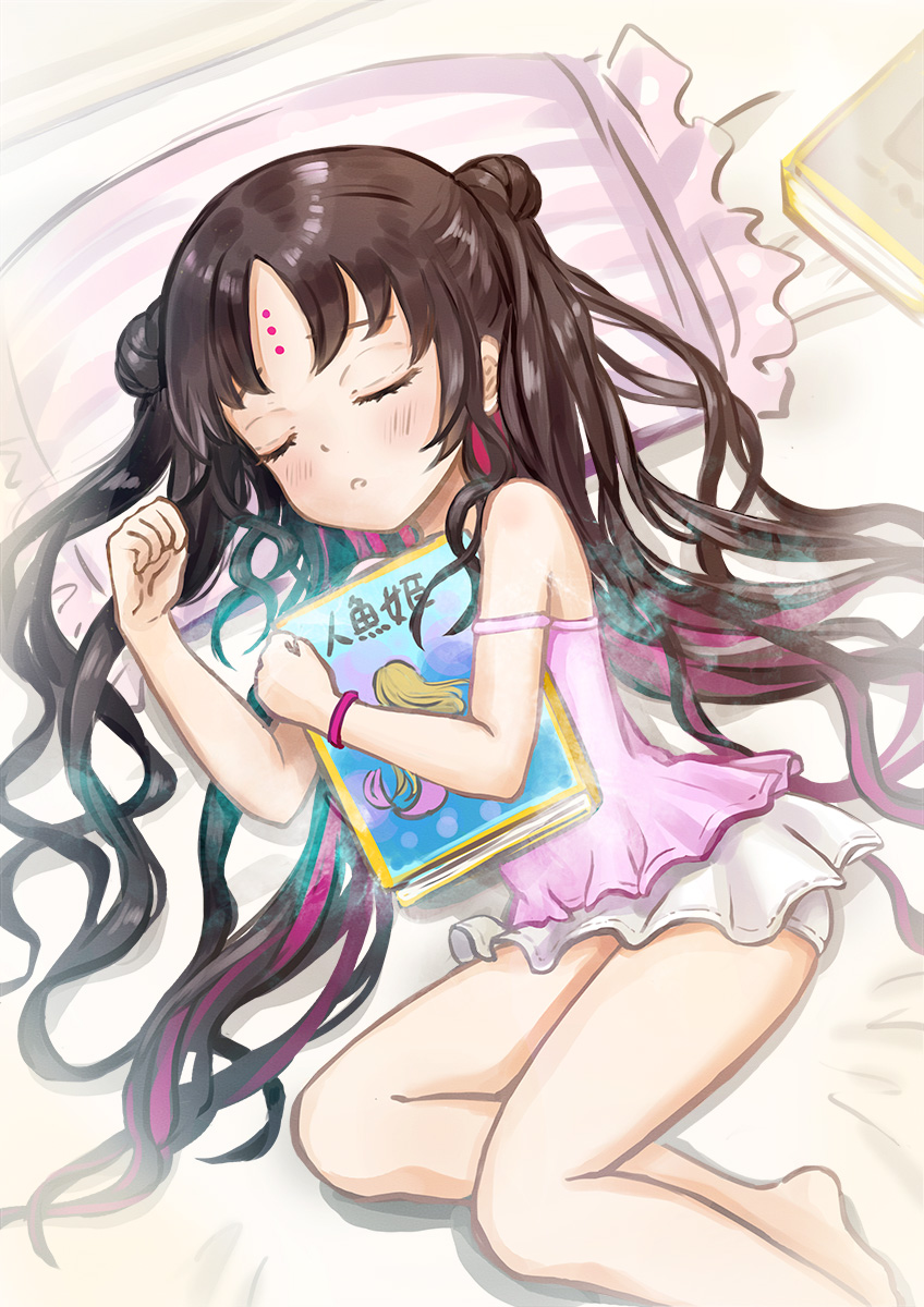 1girl babydoll bare_legs barefoot black_hair book bracelet child closed_eyes commentary double_bun dress_swimsuit facial_mark fate/grand_order fate_(series) feet_out_of_frame forehead_mark hair_bun highres holding holding_book jewelry kaikunso long_hair lying multicolored_hair on_bed on_side one-piece_swimsuit parted_bangs parted_lips pillow pink_babydoll pink_hair sessyoin_kiara sessyoin_kiara_(lily) sidelocks sleeping solo streaked_hair swimsuit translated very_long_hair white_one-piece_swimsuit