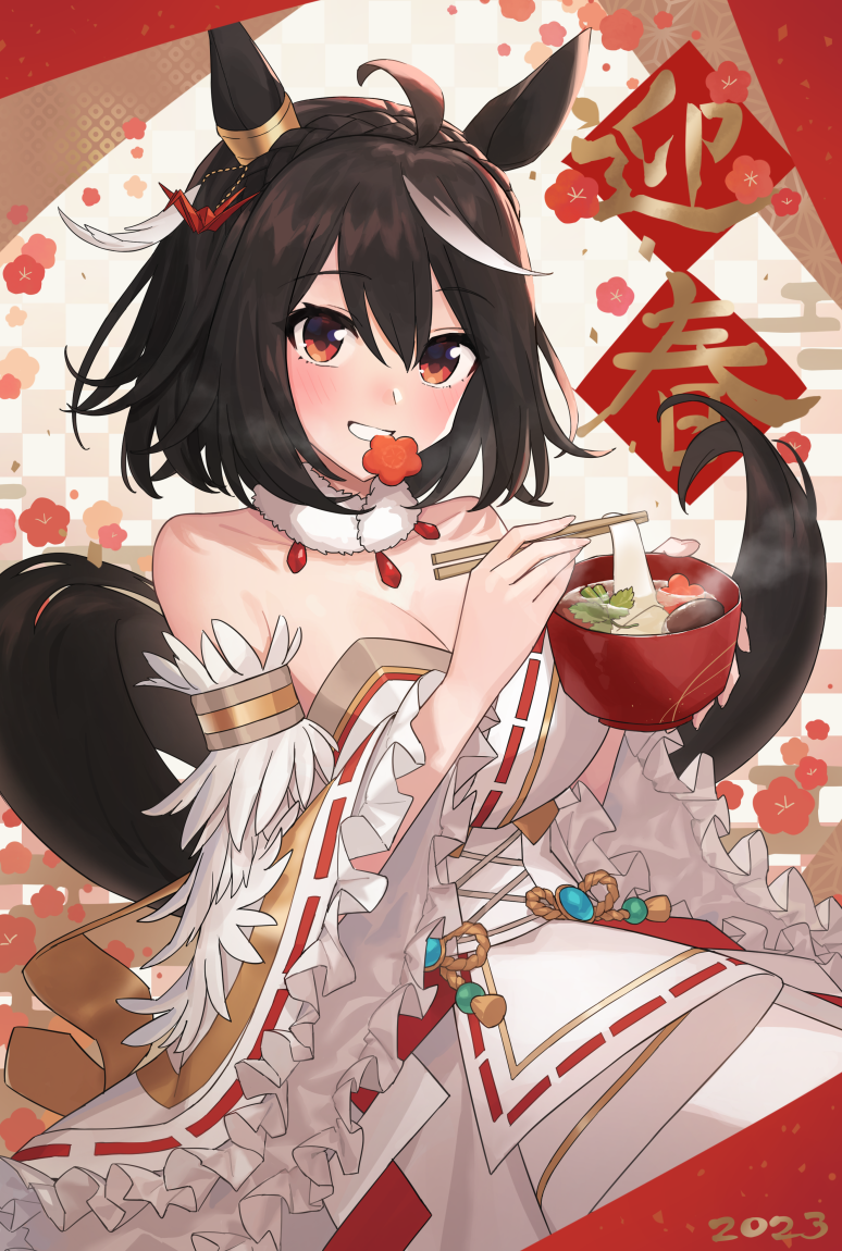 1girl 2023 ahoge animal_ears bad_link blush bowl breasts brown_eyes chopsticks chorefuji cleavage collarbone commentary_request eating flower food frills fur_collar grin hands_up holding holding_bowl holding_chopsticks horse_ears horse_tail kitasan_black_(jubilant_star_auspicious_crane)_(umamusume) kitasan_black_(umamusume) medium_breasts mouth_hold multicolored_hair smile solo steam strapless streaked_hair tail teeth umamusume