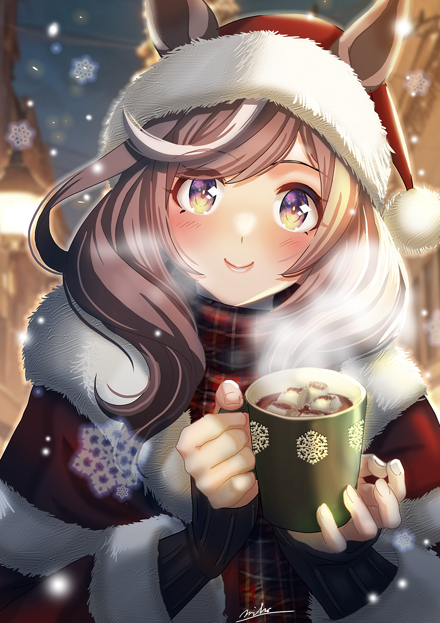 1girl alternate_costume blurry blurry_background brown_eyes brown_hair christmas closed_mouth cup hair_between_eyes hair_ornament hat highres holding holding_cup horse_girl matikane_tannhauser_(umamusume) medium_hair mug night otono_(bkt4b) santa_costume santa_hat scarf simple_background smile snow solo umamusume