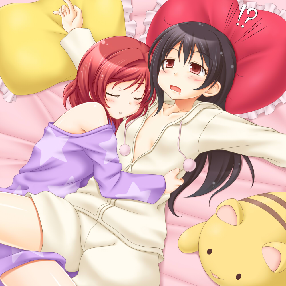 !? 10s 2girls alternate_hairstyle bed_sheet black_hair blush closed_eyes frilled_pillow frills hair_down heart heart-shaped_pillow hood hoodie hug long_hair love_live! love_live!_school_idol_festival love_live!_school_idol_project multiple_girls nishikino_maki open_mouth pajamas pillow pom_pom_(clothes) red_eyes red_hair short_hair star_(symbol) star_print stuffed_animal stuffed_tiger stuffed_toy utomo yazawa_nico yuri