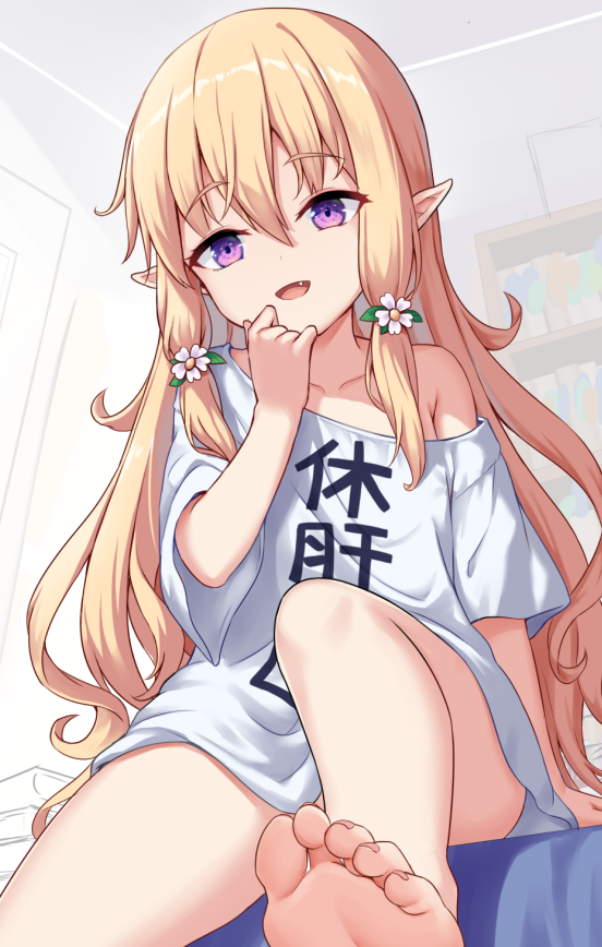 1girl ami_(na_tian_wo_bangjia_le_yi_zhi_luoli) bare_legs barefoot blonde_hair chinese_commentary collarbone commentary_request fang feet flat_chest hair_between_eyes indoors long_hair looking_at_viewer milkshakework na_tian_wo_bangjia_le_yi_zhi_luoli off-shoulder_shirt off_shoulder official_art open_mouth pointy_ears purple_eyes shirt short_sleeves sidelocks single_bare_shoulder sitting solo thighs toes very_long_hair white_shirt