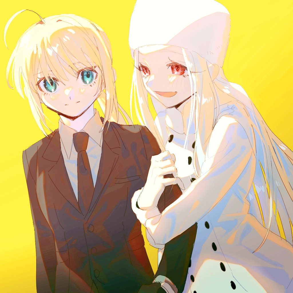 2girls ahoge amemasu79 aqua_eyes arm_hug artoria_pendragon_(fate) blonde_hair coat fate/zero fate_(series) formal_clothes hat irisviel_von_einzbern looking_at_another multiple_girls necktie red_eyes simple_background smile suit white_coat white_hair yellow_background