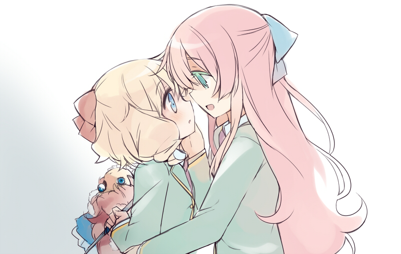 10s 2girls :o bad_id bad_pixiv_id blonde_hair blue_eyes blush curly_(jintai) doll eye_contact green_eyes hair_ribbon hug jinrui_wa_suitai_shimashita knife long_hair looking_at_another mizuki_(koko_lost) multiple_girls open_mouth pink_hair ribbon school_uniform short_hair simple_background watashi_(jintai) yandere yuri