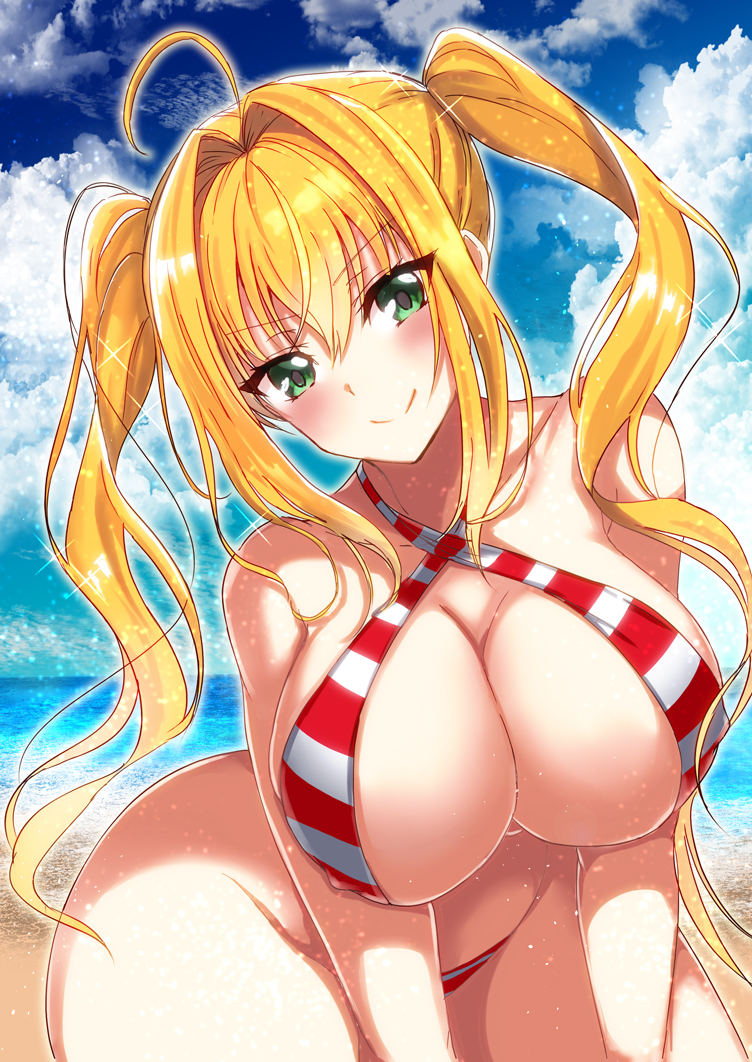 1girl ahoge bare_shoulders beach bikini blonde_hair blue_sky blush breasts cleavage closed_mouth collarbone criss-cross_halter day fate/grand_order fate_(series) green_eyes hair_between_eyes hair_intakes halterneck head_tilt kneeling large_breasts leaning_forward long_hair looking_at_viewer nero_claudius_(fate) nero_claudius_(fate)_(all) nero_claudius_(swimsuit_caster)_(fate) red_bikini sky smile solo sparkle striped_bikini striped_clothes swimsuit twintails yuki_hikari