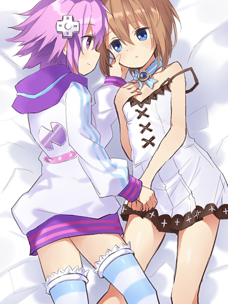 2girls bare_shoulders blanc_(neptunia) blue_eyes blush brown_hair buran_buta d-pad dress female_focus hair_ornament hand_on_own_chest highres holding_hands multiple_girls neptune_(neptunia) neptune_(series) on_bed purple_eyes purple_hair short_hair smile striped_clothes striped_thighhighs thighhighs yuri