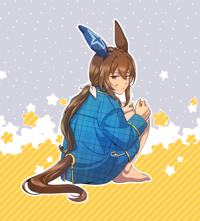 1girl admire_vega_(umamusume) animal_ears barefoot blue_shirt blue_shorts brown_eyes brown_hair clothing_cutout frown full_body gaman hair_between_eyes highres horse_ears horse_girl horse_tail knees_up korean_commentary long_hair long_sleeves looking_at_viewer looking_back low_ponytail outline shirt shorts signature sitting solo star_(symbol) tail tail_through_clothes umamusume white_outline