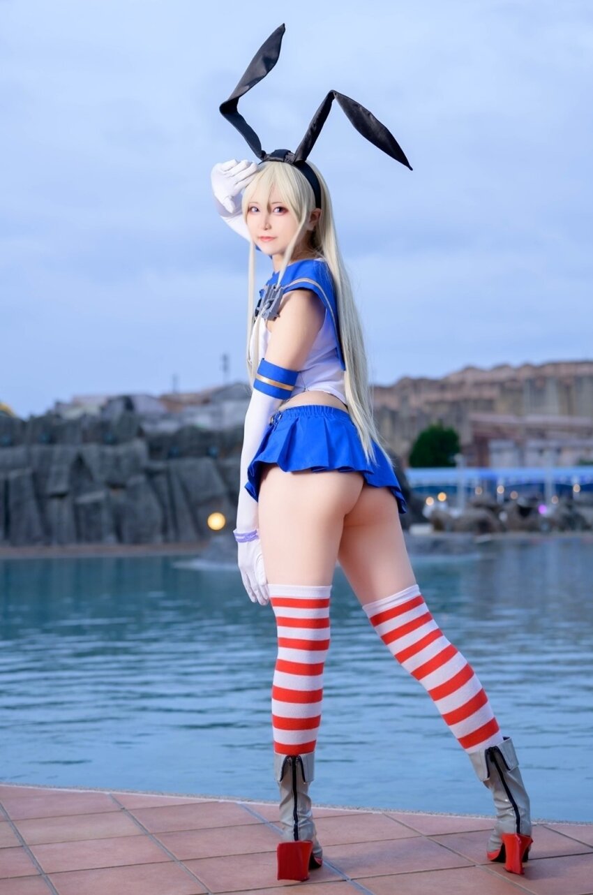 1girl aozora_ive asian ass bare_shoulders blonde_hair boots cosplay cosplay_photo highres japanese_(nationality) kantai_collection kneehighs long_hair looking_at_viewer miiro_natsupo miniskirt natsupo_cosplay natsupocos outdoors photo_(medium) shimakaze_(kancolle) skirt socks