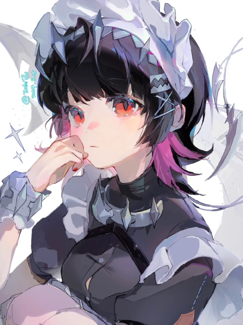 1girl artist_name black_hair black_shirt closed_mouth colored_inner_hair commentary_request ellen_joe fins fish_tail frills hand_up highres knees_up looking_at_viewer maid maid_headdress medium_hair metal_hairband multicolored_hair pink_hair red_eyes red_nails shark_girl shark_tail shirt solo spiked_headband tail toki_yuan_yuan upper_body zenless_zone_zero