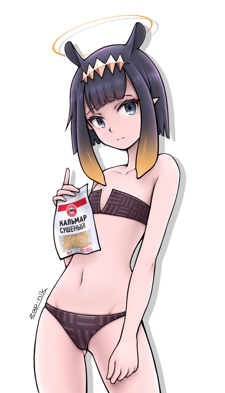 1girl alternate_costume alternate_hair_length alternate_hairstyle artist_name bag bikini black_bikini black_hair blue_eyes contrapposto cowboy_shot diamond_hairband dried_squid flat_chest food gradient_hair halo highres holding holding_food hololive hololive_english looking_at_viewer multicolored_hair navel ninomae_ina&#039;nis orange_hair pointy_ears russian_text short_hair simple_background solo squid stomach swimsuit tentacle_hair thighs virtual_youtuber white_background zap-nik