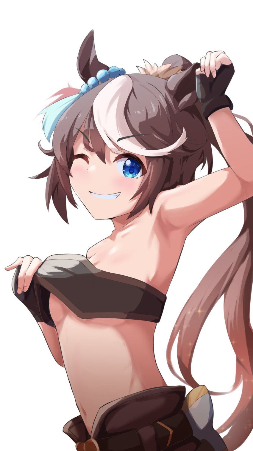 1girl animal_ears arm_up bandeau bare_shoulders belt black_gloves blue_eyes breasts brown_hair crop_top fingerless_gloves gloves grin highres horse_ears long_hair looking_at_viewer midriff multicolored_hair navel one_eye_closed ponytail sanami_(sanami_t_38) simple_background small_breasts smile solo streaked_hair tokai_teio_(beyond_the_horizon)_(umamusume) tokai_teio_(umamusume) umamusume upper_body v-shaped_eyebrows white_background