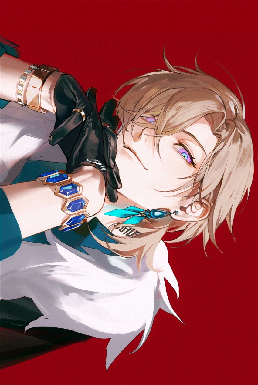 1boy aventurine_(honkai:_star_rail) black_gloves blonde_hair bracelet closed_mouth earrings fur-trimmed_jacket fur_trim gloves hair_over_one_eye head_rest head_tilt highres honkai:_star_rail honkai_(series) jacket jewelry looking_at_viewer male_focus medium_hair neck_tattoo own_hands_together parted_bangs purple_eyes red_background ring simple_background smirk solo srro_yo tattoo