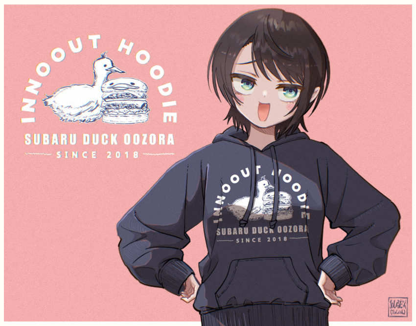 1girl a_hiru_duck bird border brown_hair character_name commentary_request duck green_eyes hands_on_own_hips hololive hood hood_down hoodie logo long_sleeves looking_to_the_side oozora_subaru open_mouth pink_background print_hoodie short_hair smile solo virtual_youtuber white_border