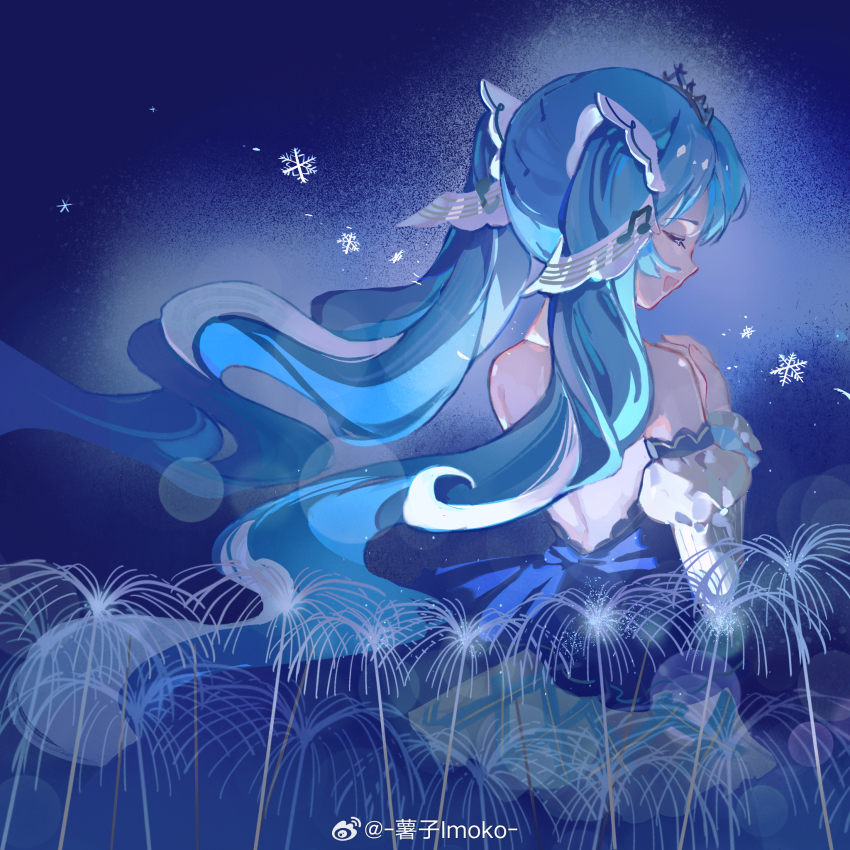 1girl artist_name blue_background blue_dress blue_hair chinese_commentary closed_eyes commentary_request detached_sleeves dress flower from_behind hatsune_miku highres imoko_(imonatsuki) long_hair open_mouth simple_background smile snowflakes solo twintails vocaloid weibo_logo weibo_watermark yuki_miku yuki_miku_(2019)