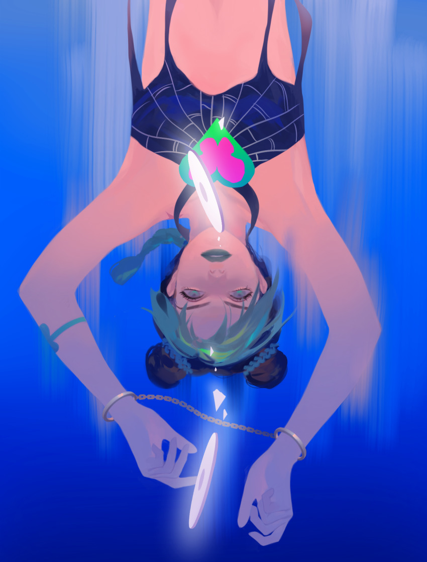 1girl bare_shoulders black_hair blue_background blue_shirt bracelet braid braided_ponytail chain chinese_commentary commentary_request criss-cross_halter disc double_bun glowing green_eyes green_hair green_lips hair_bun halterneck highres jewelry jojo_no_kimyou_na_bouken kuujou_jolyne looking_at_viewer midriff multicolored_hair parted_bangs parted_lips shirt solo stone_ocean straight-on two-tone_hair upper_body upside-down y2k_fashion yuan_di_shaobing