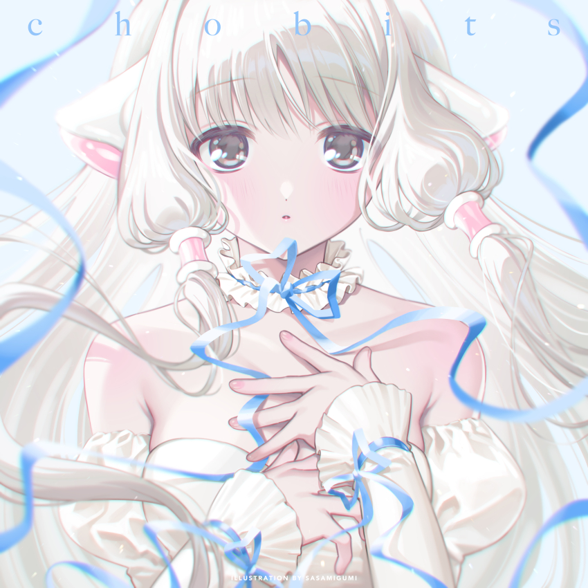 1girl absurdres artist_name blonde_hair blue_ribbon blurry brown_eyes chii chobits collar commentary_request copyright_name depth_of_field detached_sleeves dress floating_hair frilled_collar frills hand_on_own_chest highres light_particles long_hair long_sleeves looking_at_viewer parted_lips puffy_long_sleeves puffy_sleeves ribbon robot_ears robot_girl sasamigumi solo strapless strapless_dress white_background white_dress