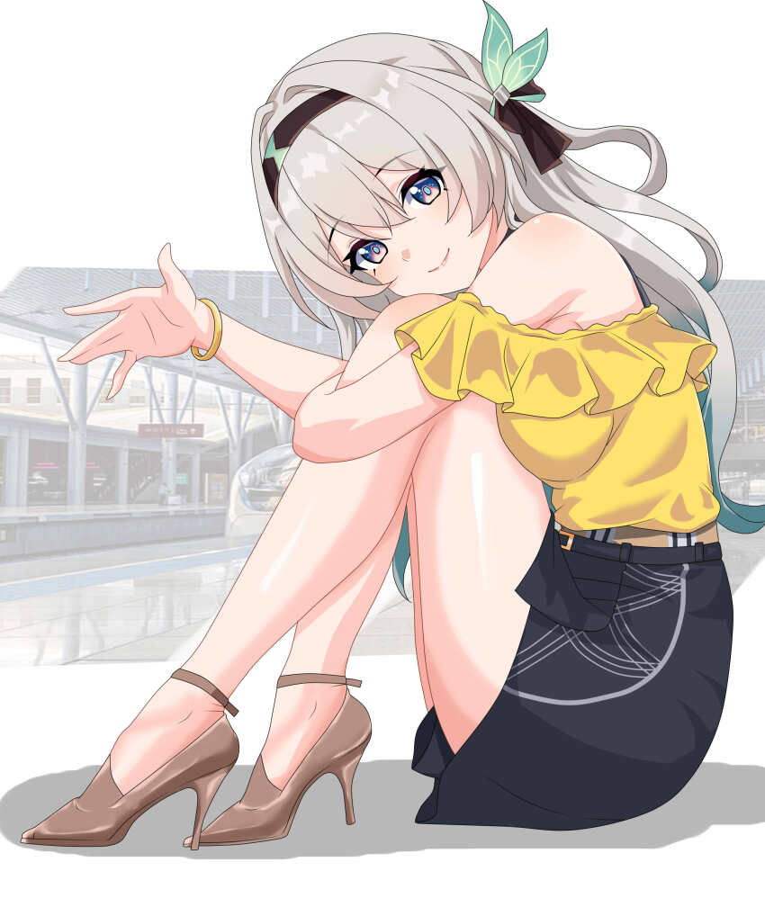 1girl absurdres alternate_costume bare_shoulders black_hairband black_skirt blue_pupils bracelet breasts brown_footwear closed_mouth commentary english_commentary firefly_(honkai:_star_rail) from_side full_body green_hair grey_hair hair_between_eyes hair_intakes hair_ornament hairband high_heels highres honkai:_star_rail honkai_(series) hugging_own_legs jewelry knees_up large_breasts long_hair looking_at_viewer maxwelzy multicolored_hair off-shoulder_shirt off_shoulder pumps shirt sitting skirt smile solo train_station two-tone_eyes waving yellow_shirt