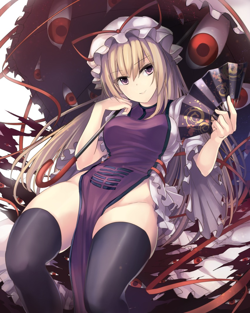 1girl black_thighhighs blonde_hair dress female_focus folding_fan gap_(touhou) hand_fan hat hat_ribbon highres janne_cherry long_hair looking_at_viewer md5_mismatch mob_cap no_panties parasol pelvic_curtain purple_eyes resolution_mismatch ribbon smile solo source_larger tabard thighhighs thighs touhou umbrella very_long_hair white_dress wide_sleeves yakumo_yukari zettai_ryouiki