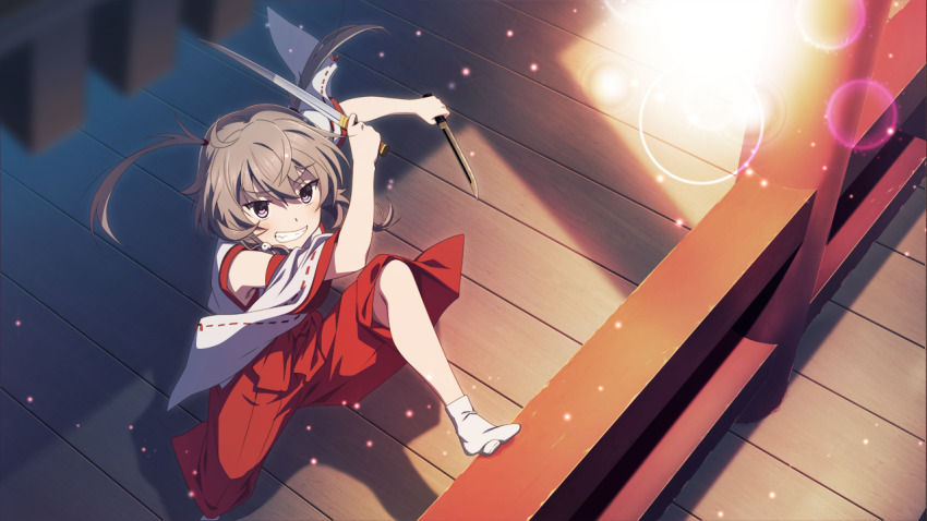 1girl against_railing blurry blurry_foreground detached_sleeves dual_wielding game_cg grey_hair grin hakama holding holding_sword holding_weapon japanese_clothes katana kimono looking_at_viewer miko official_art purple_eyes railing red_hakama shichinosato_kofuki short_hair short_sword smile solo sword tantou toji_no_miko toji_no_miko:_kizamishi_issen_no_tomoshibi v-shaped_eyebrows weapon white_kimono white_sleeves wide_sleeves