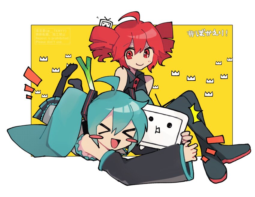 &gt;_&lt; 2girls ahoge blue_hair blush_stickers boots collared_shirt commentary crossed_ankles detached_sleeves 2024_niconico_cyberattack drill_hair hatsune_miku highres hug kasane_teto long_hair long_sleeves lying multiple_girls niconico on_stomach open_mouth red_eyes red_hair shirt skirt sleeveless sleeveless_shirt smile spring_onion takamiya_yuu terebi-chan translation_request twin_drills twintails utau very_long_hair vocaloid