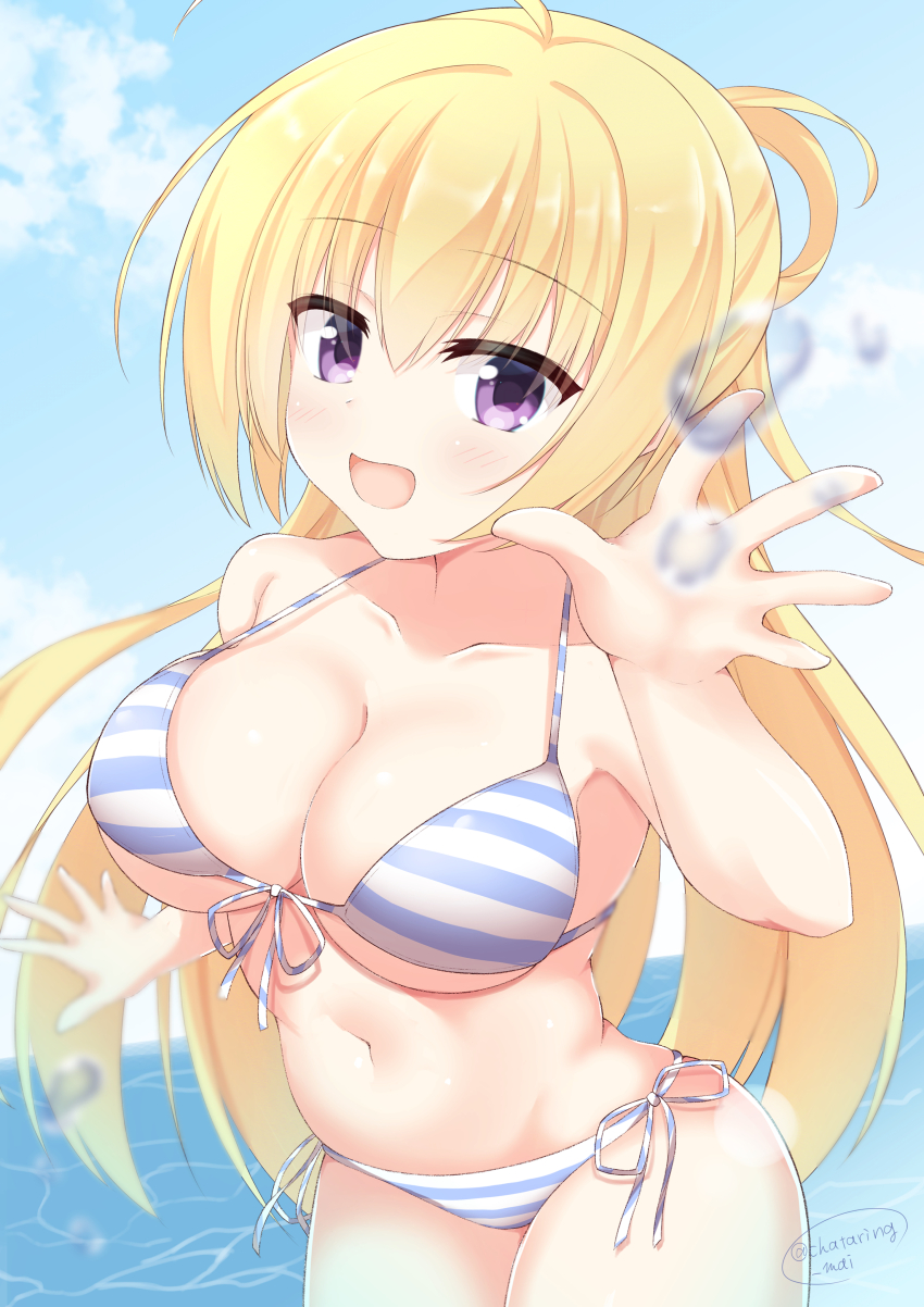 1girl absurdres ahoge bare_arms bikini blonde_hair blue_sky blush breasts chataring_mai cleavage cloud collarbone commentary folded_ponytail hair_between_eyes hand_up happy highres large_breasts lena_liechtenauer long_hair looking_at_viewer navel ocean open_mouth purple_eyes ribbon-trimmed_bikini ribbon_trim senren_banka sidelocks signature skindentation sky smile solo standing stomach striped_bikini striped_clothes swimsuit underboob very_long_hair water_drop waving yuzu-soft