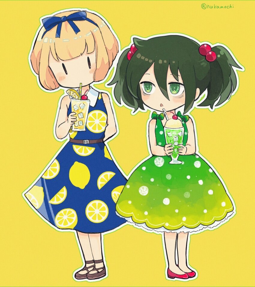 2girls :&lt; aged_down alternate_costume arm_behind_back bags_under_eyes blue_bow blue_dress blue_hairband blush_stickers bow bow_hairband brown_footwear collared_shirt commentary cup dress dress_bow drink drinking drinking_straw drinking_straw_in_mouth food fruit green_bow green_dress green_eyes hair_bobbles hair_ornament hairband highres holding holding_cup ice ice_cream ice_cream_float ice_cube kuroki_tomoko lemon lemon_print lemon_slice multiple_girls nuka_(nukamochi) parted_lips print_dress red_footwear shirt shoes short_hair sidelocks simple_background sleeveless sleeveless_dress solid_oval_eyes standing symbol-only_commentary triangle_mouth twitter_username two_side_up uchi_emiri watashi_ga_motenai_no_wa_dou_kangaetemo_omaera_ga_warui! yellow_background