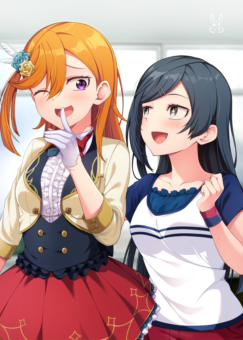 2girls absurdres akatsuki_rabbit black_hair blush cosplay gloves green_eyes grey_eyes highres long_hair love_live! love_live!_nijigasaki_high_school_idol_club love_live!_superstar!! multiple_girls one_eye_closed one_side_up orange_hair purple_eyes shibuya_kanon upper_body white_gloves yuki_setsuna yuki_setsuna_(afterschool_school_idol) yuki_setsuna_(cosplay)