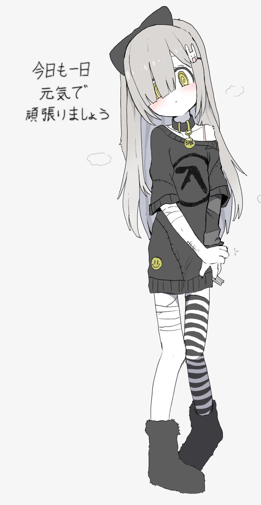 1girl @_@ absurdres animal_collar animal_ears aphex_twin asymmetrical_sleeves bad_id bad_twitter_id bandaged_leg bandages black_footwear black_sweater blush body_fur boots bow closed_mouth collar full_body fur_boots furry furry_female grey_background grey_hair hair_bow hair_over_one_eye head_tilt heel_up highres holding holding_own_wrist holding_razor_blade indie_virtual_youtuber layered_sleeves long_hair long_sleeves looking_at_viewer lop_rabbit_ears no_pants off_shoulder oyasu_miyo pigeon-toed rabbit_ears razor_blade short_over_long_sleeves short_sleeves simple_background single_thighhigh solo standing striped_clothes striped_thighhighs sweater thighhighs translation_request uneven_sleeves virtual_youtuber vreparty white_fur yellow_eyes