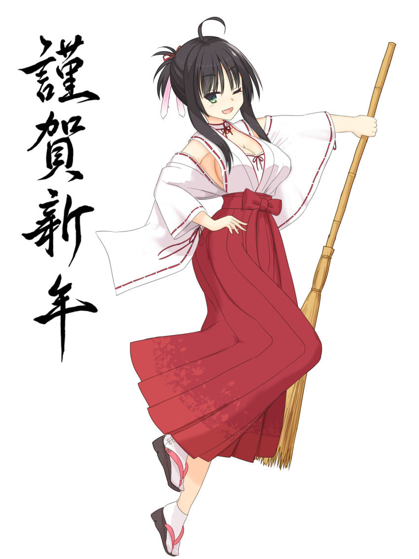 1girl ;d ahoge black_hair bow breasts broom cleavage commentary_request cosplay detached_collar full_body green_eyes hakama hand_up happy happy_new_year highres hitachi_mako holding holding_broom japanese_clothes kimono knee_up large_breasts light_blush long_sleeves looking_at_viewer miko new_year one_eye_closed open_mouth red_bow red_hakama ribbon-trimmed_sleeves ribbon_trim sandals senren_banka shirayamakoma short_hair_with_long_locks short_ponytail sideboob simple_background smile solo standing standing_on_one_leg tabi tomotake_yoshino tomotake_yoshino_(cosplay) white_background white_kimono wide_sleeves