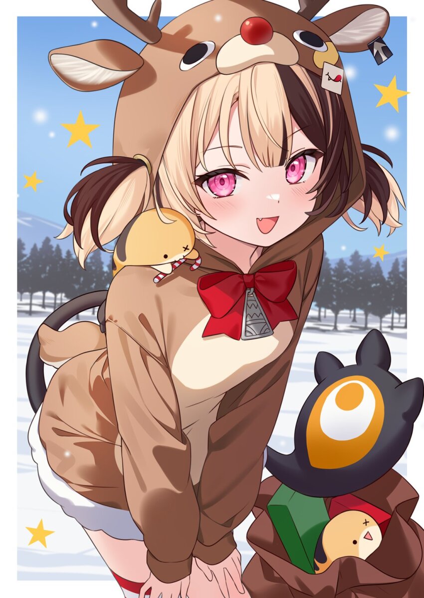 1girl :d animal_costume animal_ears animal_hood antlers blonde_hair blue_sky bow breasts brown_hair brown_hoodie commentary day deer_ears deer_tail english_commentary fake_animal_ears fake_antlers fake_tail fang gigi_murin highres hitsukuya hololive hololive_english hood hood_up hoodie horns leaning_forward looking_at_viewer mountain multicolored_hair open_mouth pink_eyes red_bow red_nose reindeer_antlers reindeer_costume reindeer_hood sack sky small_breasts smile snow solo star_(symbol) tail tree twintails two-tone_hair virtual_youtuber