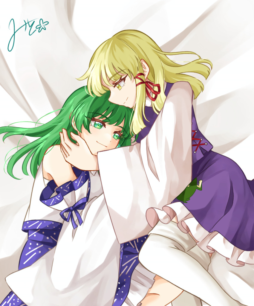 2girls ancestor_and_descendant animal_print blonde_hair frog_print green_eyes green_hair highres incest kochiya_sanae lying mito_(fate) moriya_suwako multiple_girls on_bed on_side smile touhou yellow_eyes yuri