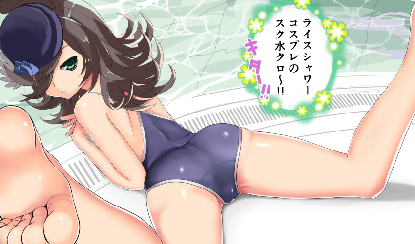 1girl ass back barefoot blue_hat blue_one-piece_swimsuit commentary_request competition_school_swimsuit cosplay drain_(object) green_eyes hair_over_one_eye hat highres kuroki_tomoko legs_up looking_at_viewer looking_back lying makoto_daikichi on_stomach one-piece_swimsuit rice_shower_(umamusume) rice_shower_(umamusume)_(cosplay) school_swimsuit solo swimsuit translation_request triangle_mouth umamusume watashi_ga_motenai_no_wa_dou_kangaetemo_omaera_ga_warui! water