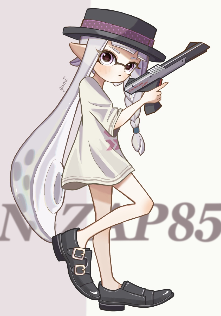 1girl absurdres black_footwear black_hat braid braided_sidelock closed_mouth commentary full_body grey_hair gun hat highres holding holding_gun holding_weapon inkling inkling_girl inkling_player_character long_hair n-zap_(splatoon) nintendo osakanagumi11 pointy_ears print_shirt shirt shoes single_braid solo splatoon_(series) splatoon_3 standing standing_on_one_leg tentacle_hair very_long_hair weapon weapon_name white_shirt