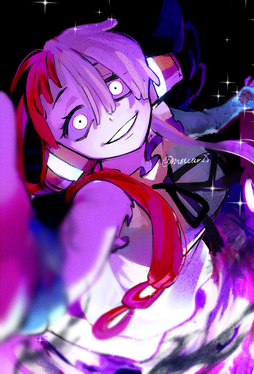 1girl absurdres angel_wings black_wings breasts corruption crazy_eyes dress fingernails glowing glowing_eyes gradient_background grin headphones highres long_hair looking_at_viewer mowar25 multicolored_hair one_piece one_piece_film:_red red_hair shiny_skin smile two-tone_hair uta_(one_piece) very_long_hair white_dress wide_hips wings yandere