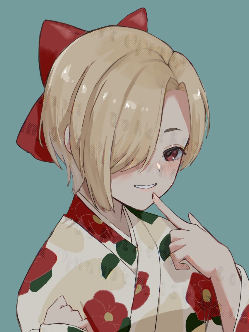 1girl blonde_hair blush bow brown_eyes finger_to_own_chin floral_print floral_print_kimono green_background grin hair_bow hair_over_one_eye highres idolmaster idolmaster_cinderella_girls japanese_clothes kabocha_don kimono print_kimono red_bow shirasaka_koume short_hair smile solo teeth upper_body white_kimono