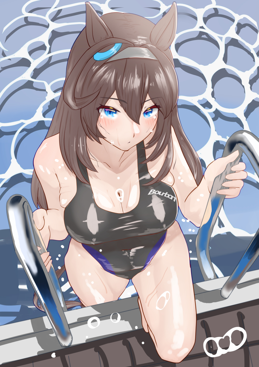 1girl absurdres ahoge animal_ears barefoot bikini black_bikini blue_eyes breasts brown_hair cleavage closed_mouth commentary_request ear_ornament hair_between_eyes highres horse_ears horse_girl horse_tail large_breasts long_hair mihono_bourbon_(umamusume) pool pool_ladder poolside silver_hairband solo swimsuit tail tatsu_san thighs umamusume water wet