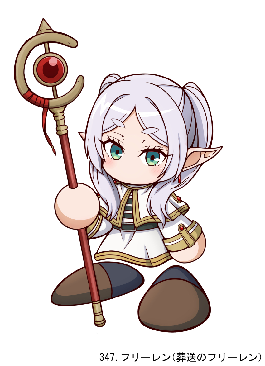 1girl absurdres belt black_belt blush capelet character_name chibi chibi_only copyright_name frieren full_body green_eyes grey_hair highres jikkyou_powerful_pro_yakyuu_(style) looking_at_viewer mage_staff no_mouth pointy_ears rayman_limbs shiroi_tansu shirt solo sousou_no_frieren white_background white_capelet white_shirt