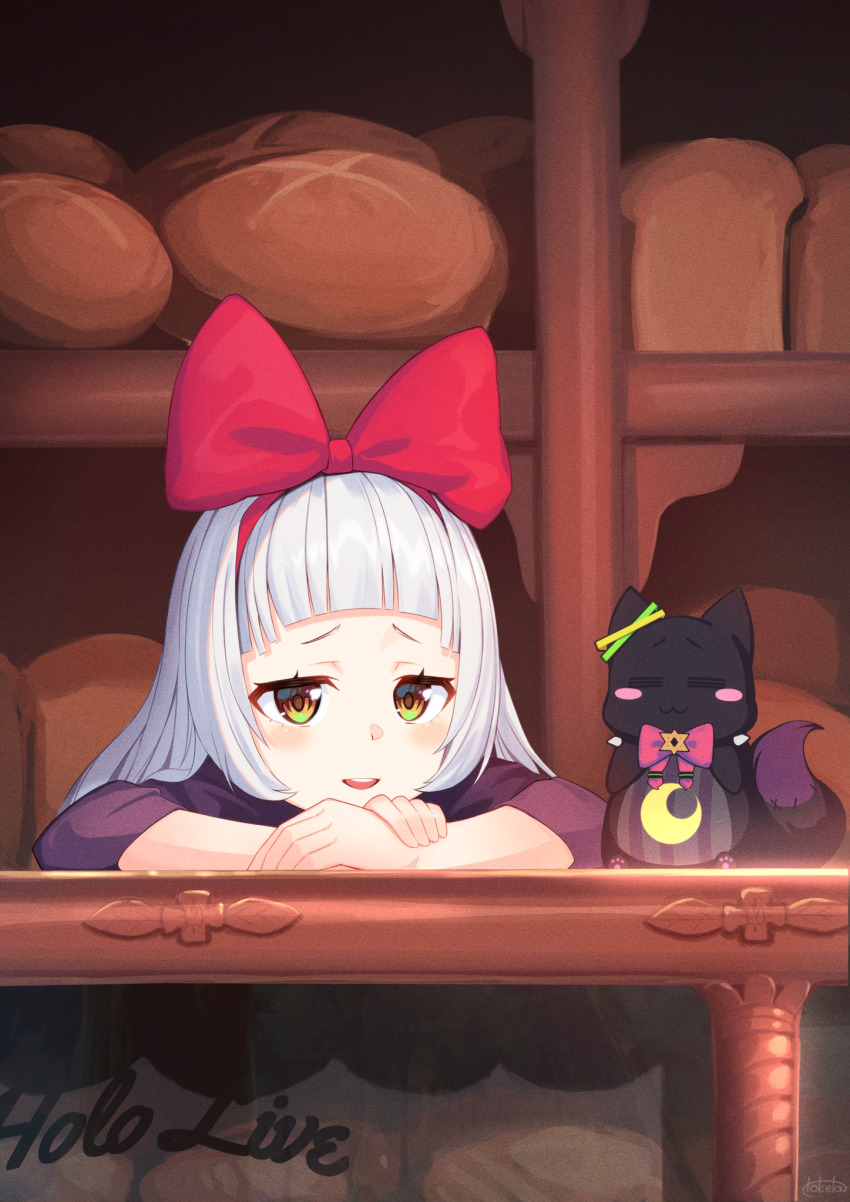 1girl bakery blunt_bangs blush bow bread copyright_name cosplay eyelashes food gradient_eyes green_eyes grey_hair hair_bow hairband highres hololive indoors kiki_(majo_no_takkyuubin) kiki_(majo_no_takkyuubin)_(cosplay) leaning_on_table long_sleeves looking_at_viewer majo_no_takkyuubin multicolored_eyes murasaki_shion open_mouth orange_eyes purple_shirt red_bow red_hairband shiokko_(murasaki_shion) shirt shop short_eyebrows sidelocks signature sitting solo teeth toketa_(toketa15) upper_teeth_only virtual_youtuber