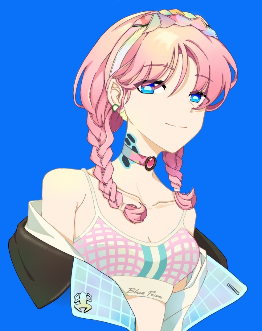 1girl arknights bare_shoulders blue_background blue_eyes blue_poison_(arknights) blue_poison_(shoal_beat)_(arknights) braid breasts bright_pupils camisole chinese_commentary choker collarbone commentary_request crop_top hairband highres looking_at_viewer medium_hair midriff naodongchaodadehuoxingren neck_tattoo off_shoulder official_alternate_costume pink_choker pink_hair simple_background small_breasts smile solo spaghetti_strap sports_bra tattoo twin_braids upper_body