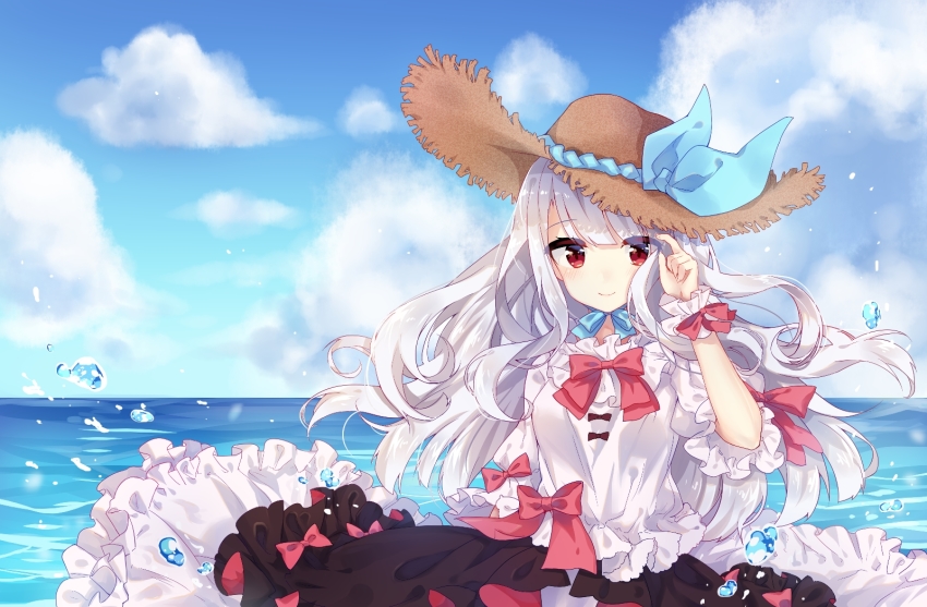 1girl azur_lane black_skirt blush bow chinese_commentary cloud commentary_request cowboy_shot day erebus_(azur_lane) hat hat_ribbon highres horizon light_smile long_hair looking_at_viewer puffy_short_sleeves puffy_sleeves red_eyes ribbon rl_ka_qui shirt short_sleeves skirt smile solo sun_hat very_long_hair water white_hair white_shirt