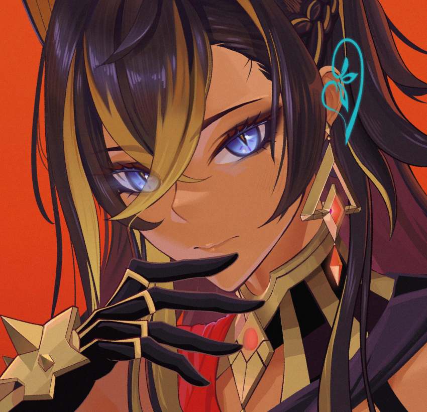 1girl absurdres akasha_terminal animal_ears black_gloves black_hair blonde_hair blue_eyes blush braid closed_mouth dark-skinned_female dark_skin dehya_(genshin_impact) eyelashes genshin_impact gloves hair_between_eyes highres jewelry long_hair looking_at_viewer multicolored_hair niao_fan red_background simple_background slit_pupils smile solo streaked_hair two-tone_hair