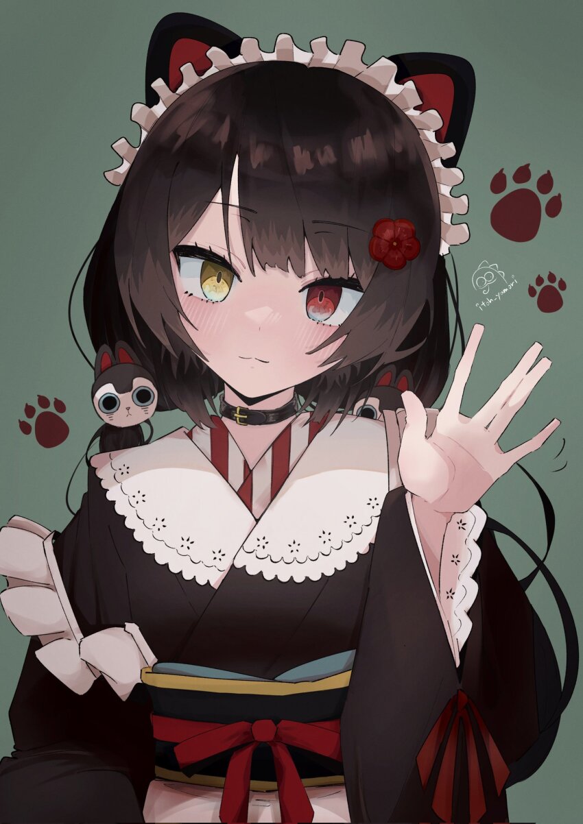 1girl :3 animal_ears artist_name ban_(inui_toko) black_choker blush brown_hair brown_kimono choker collar commentary_request dog_ears doodle_inset dot_nose frilled_collar frilled_kimono frills green_background heterochromia highres inui_toko itoh_yamori japanese_clothes ken_(inui_toko) kimono long_hair looking_at_viewer maid maid_headdress nijisanji obi paw_print red_eyes red_ribbon ribbon sash sidelocks solo upper_body virtual_youtuber wa_maid waving yellow_eyes