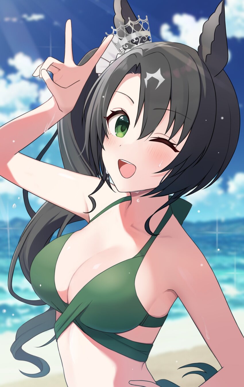 1girl animal_ears bikini black_hair blush breasts crown ear_ornament green_bikini green_eyes hair_between_eyes hand_on_own_hip highres horse_ears horse_girl horse_tail looking_at_viewer medium_breasts ocean one_eye_closed satono_crown_(umamusume) shiro_(branch0126) side_ponytail smile solo swimsuit tail umamusume v wet