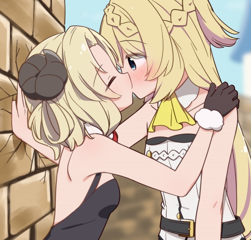 aizawa_azusa armpits ascot belt black_dress blonde_hair blue_eyes blurry blurry_background blush breasts brick_wall brown_gloves closed_eyes crack cracked_wall demon_girl demon_horns dress eyebrows_hidden_by_hair fur-trimmed_gloves fur_trim gloves hand_on_another&#039;s_shoulder highres horns kabedon kiss long_hair miruzawa_akechi provato_pecora_aries short_hair sleeveless sleeveless_dress slime_taoshite_300_nen_shiranai_uchi_ni_level_max_ni_nattemashita small_breasts upper_body very_long_hair white_dress yellow_ascot yuri