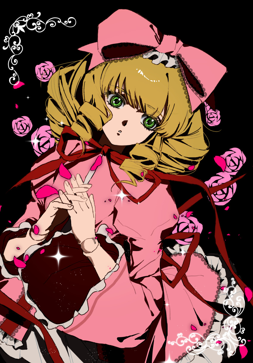 1girl black_background blonde_hair bow chinese_commentary commentary_request doll_joints dress drill_hair green_eyes hair_bow hands_up highres hinaichigo interlocked_fingers joints lolita_fashion long_sleeves looking_to_the_side own_hands_together parted_lips petals pink_bow pink_dress rozen_maiden shi_xu_jiu_zhou solo sparkle